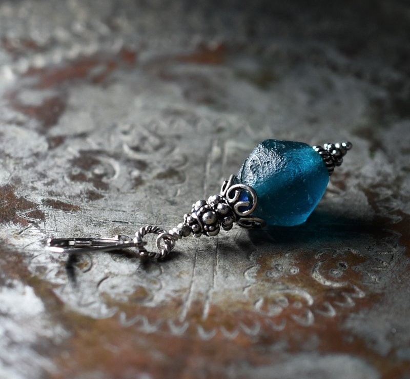 アンティークインディゴブルージャワ玉とシルバービーズの片耳ピアス - 耳環/耳夾/耳骨夾 - 玻璃 藍色
