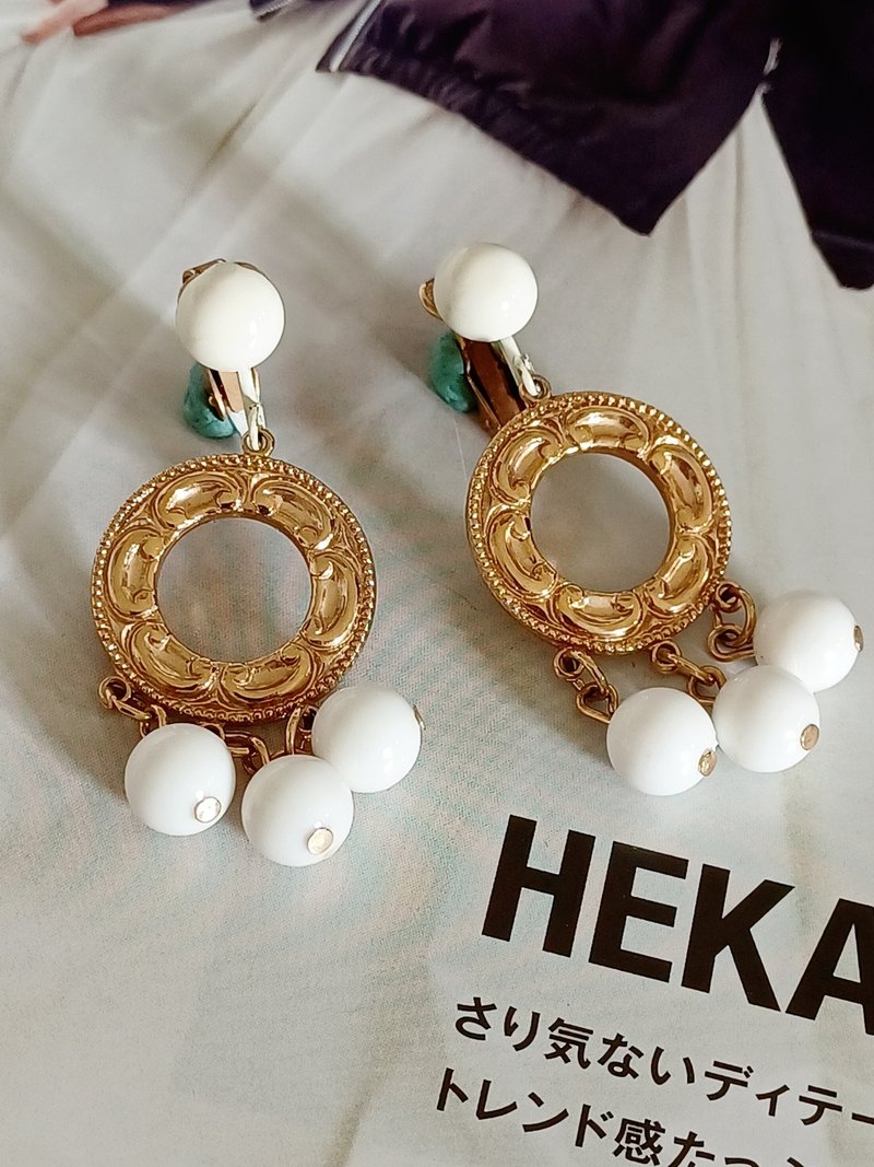 vintage jewelry 典雅金環垂墜白色串珠 夾式耳環 - 耳環/耳夾/耳骨夾 - 其他金屬 