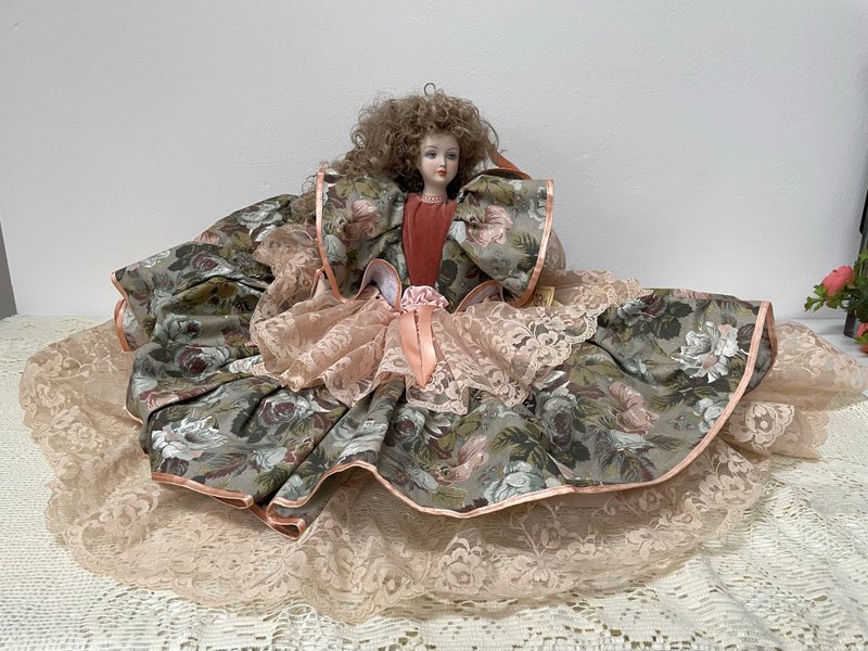 Great collectible vintage furniture doll - Stuffed Dolls & Figurines - Porcelain Multicolor