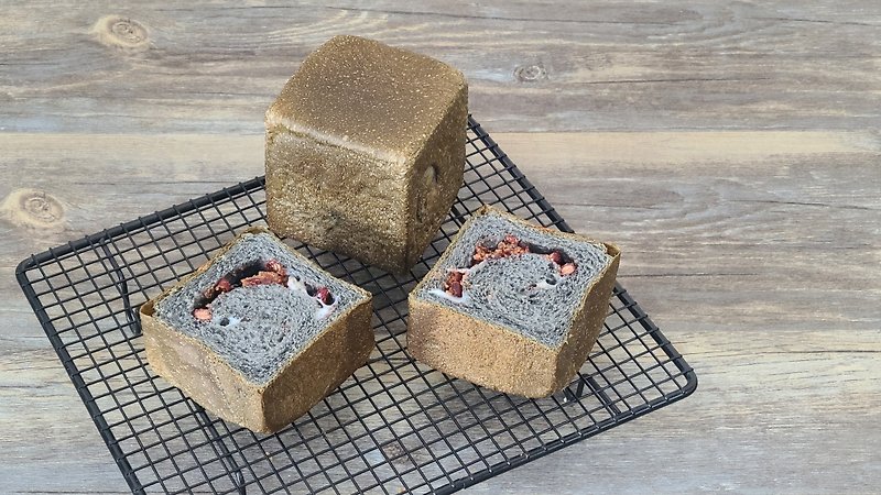 Golden brick cube small toast, bamboo charcoal and red bean mochi flavor 6 - ขนมปัง - อาหารสด สีดำ