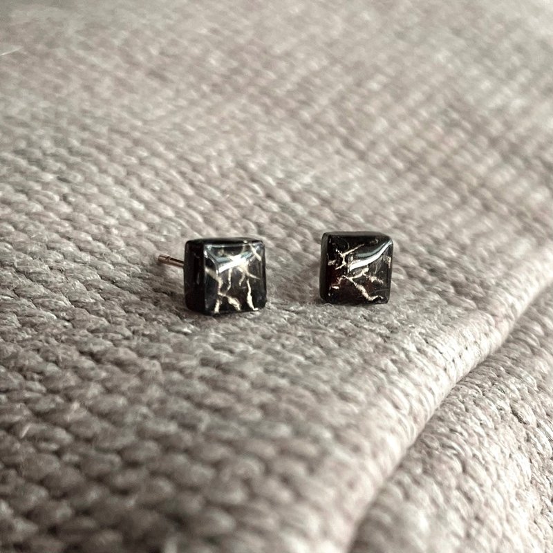 [Black background with gold marble pattern] small square resin earrings - Earrings & Clip-ons - Resin Black