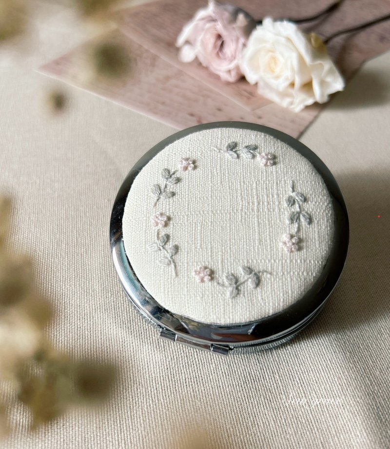 小花隨身鏡 刺繡 摺疊鏡 化妝鏡 淡粉淡綠小花 - 其他 - 繡線 