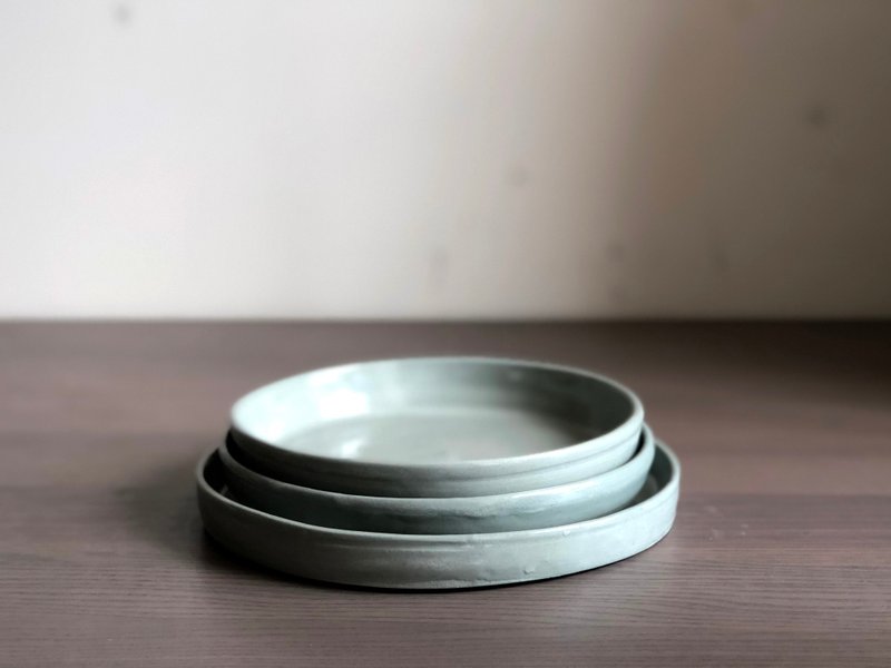MIZŪMI 【 湖 】手作瓷器 6吋淺碟 - 碟子/醬料碟/醬油碟 - 陶 藍色