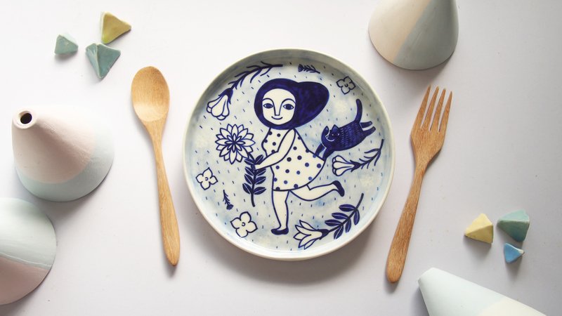 Women Runing (L) l ceramics l May & Clay Ceramics Studio. - 碟子/醬料碟/醬油碟 - 陶 藍色