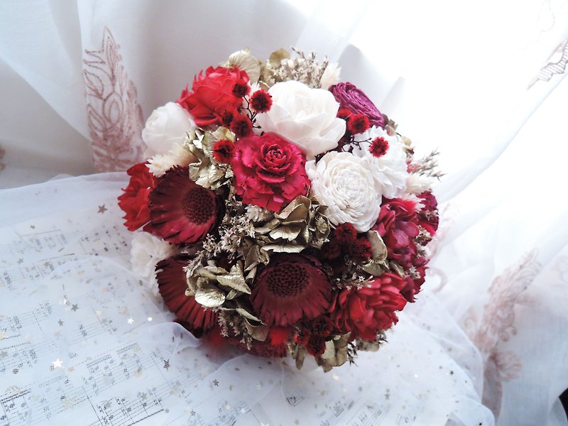 [Golden Years] Dry Flower Bouquet / Bridal Bouquet / Wedding Bouquet / Sharing Bouquet - ช่อดอกไม้แห้ง - พืช/ดอกไม้ สีแดง