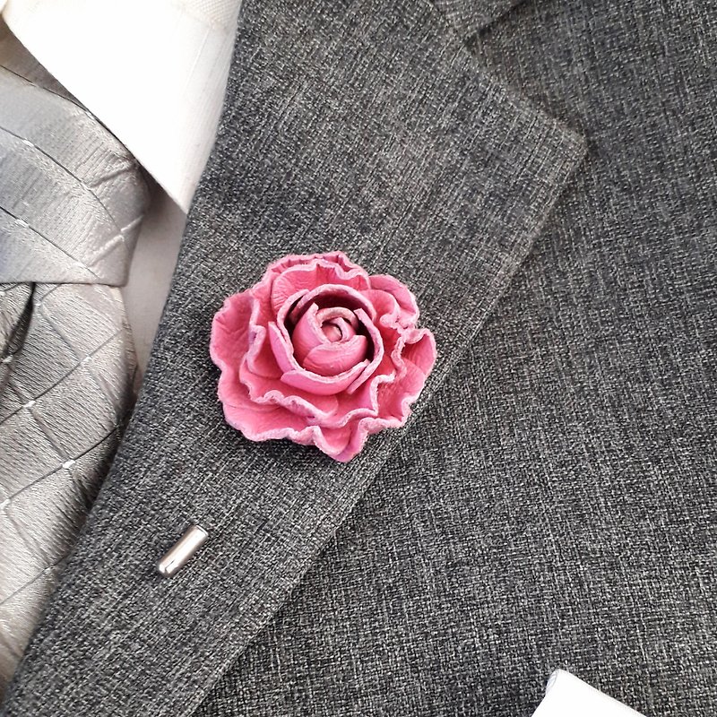 胸針 Men's lapel pin pink rose Leather boutonniere 3rd anniversary gift - 胸針/心口針 - 真皮 粉紅色