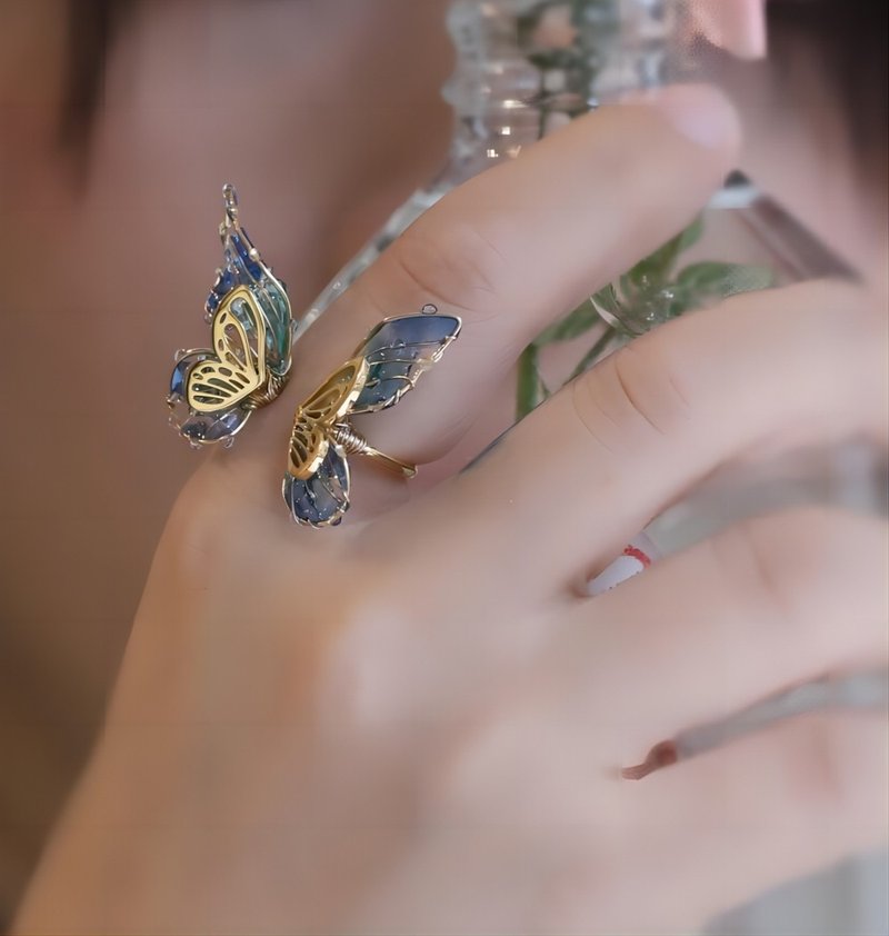 Young Studio Mu Ri Yi Wu Breaks the Cocoon into a Butterfly Epoxy Butterfly Titanium Steel Gold-plated Non-fading Open Ring for Women - แหวนทั่วไป - วัสดุอื่นๆ 