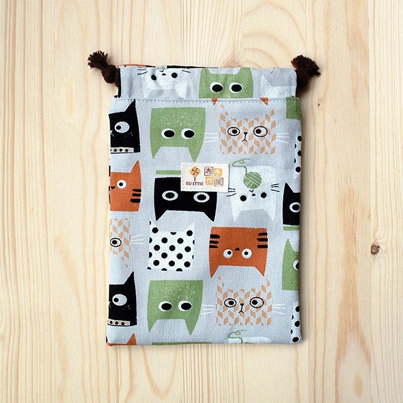 Cat eating fish bag pocket (middle) / order - กระเป๋าเครื่องสำอาง - ผ้าฝ้าย/ผ้าลินิน สีเขียว