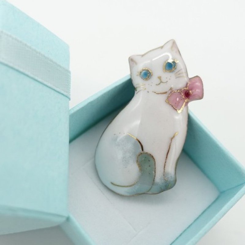 Cat - White cat with ribbon - Cloisonne pin brooch - Badges & Pins - Other Metals White