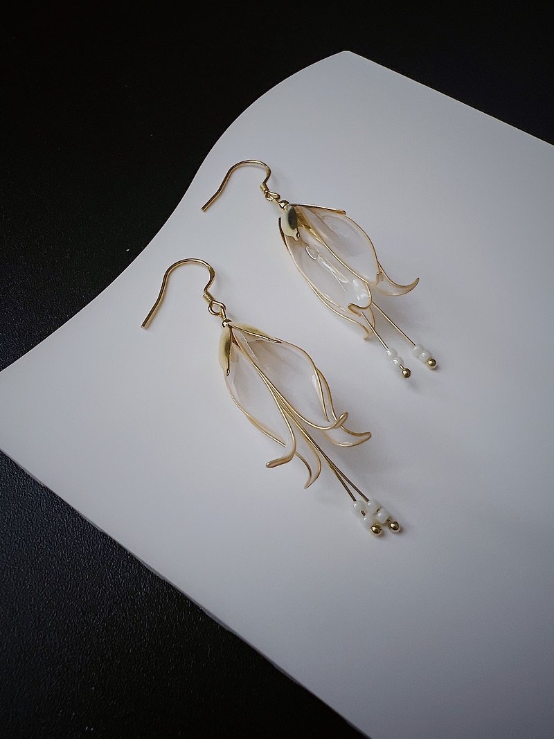 Platinum Star Flower Dangle Resin Earrings - Earrings & Clip-ons - Resin White