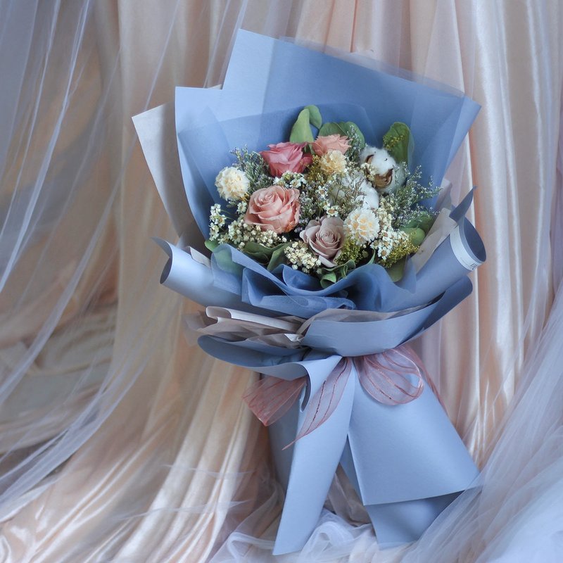 客製畢業花束 織女花束 乾燥花 永生玫瑰花花束 告白求婚花束 - 乾燥花/永生花 - 植物．花 多色