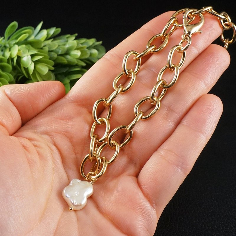 White Biwa Baroque Butterfly Pearl Charm Golden Chain Bracelet Woman Jewelry - 手鍊/手環 - 珍珠 白色