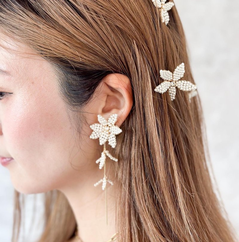 mini pearl flower pierce&earrings - ต่างหู - วัสดุอื่นๆ ขาว