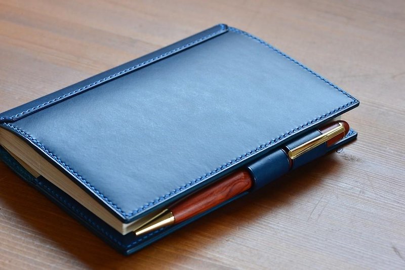 Notebook cover with pen holder A6 size - สมุดบันทึก/สมุดปฏิทิน - หนังแท้ หลากหลายสี