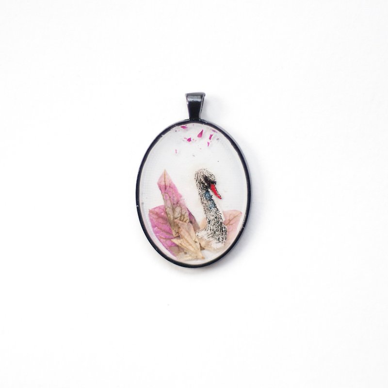 Hand painted swan and flower pendant necklace - สร้อยคอ - โลหะ 