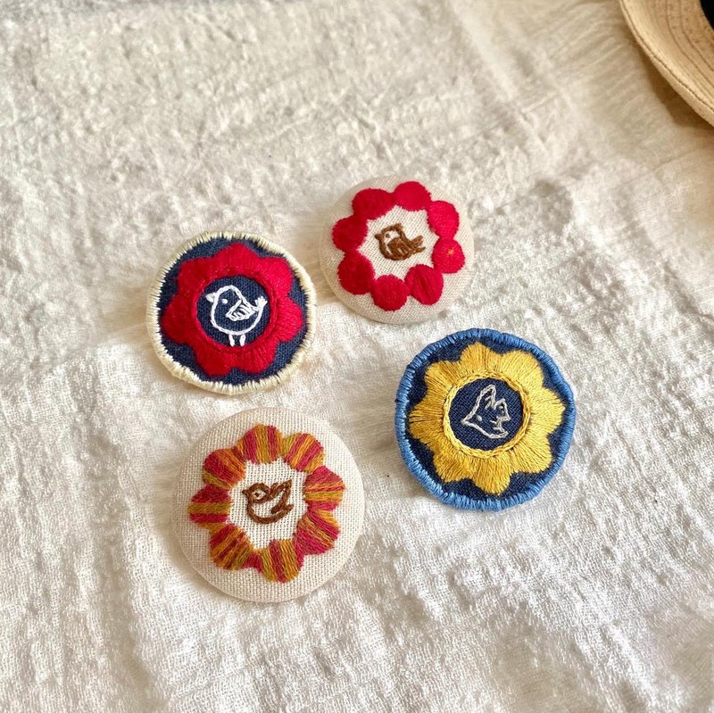 小鳥花圃 圓型刺繡布胸針 - 胸針 - 棉．麻 多色