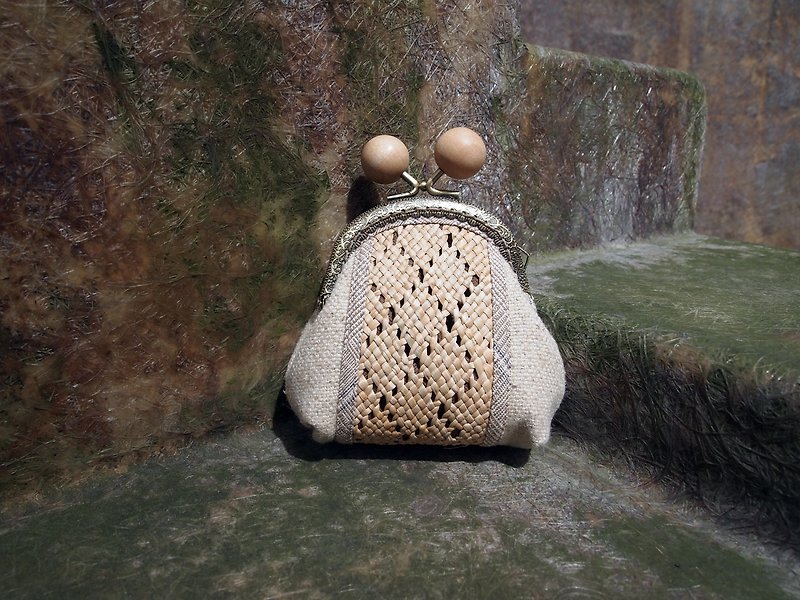 Natural dyed weaving plant dyed black tea dyed log round bead mouth gold rush woven mouth gold coin purse - กระเป๋าใส่เหรียญ - ผ้าฝ้าย/ผ้าลินิน สีกากี