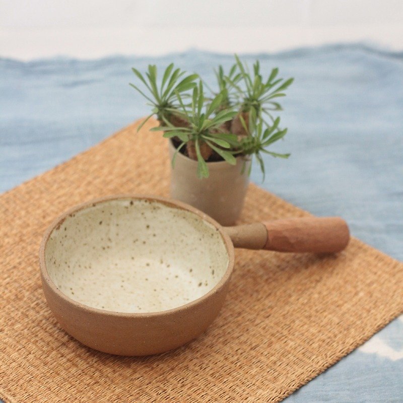 3.2.6. studio: Handmade ceramic tree bowl with wooden handle. - 花瓶/陶器 - 陶 卡其色