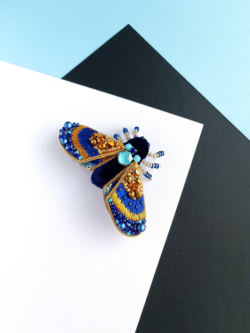 Beaded blue moth brooch - 胸針/心口針 - 其他材質 藍色