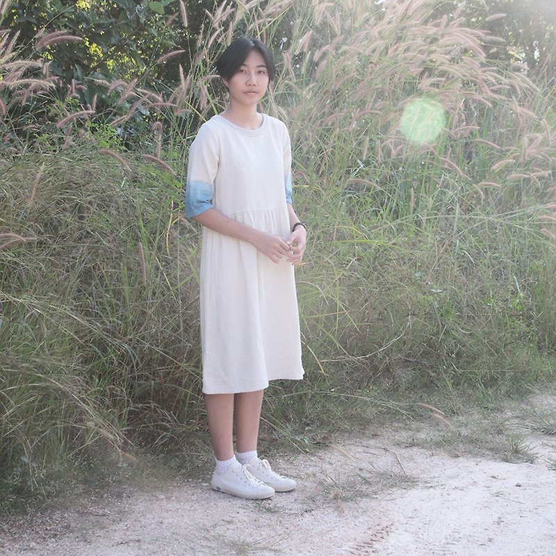 linnil: Duende dress - Natural indigo dye & hand embroidery - 洋裝/連身裙 - 棉．麻 白色