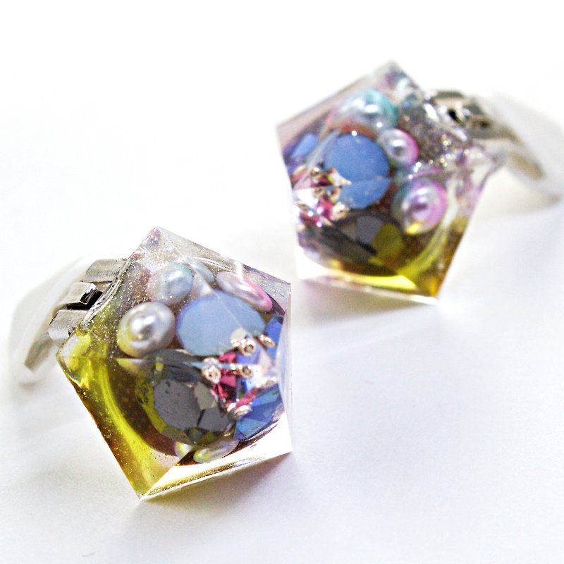 Pentagon earrings (枸櫞) - ต่างหู - เรซิน หลากหลายสี