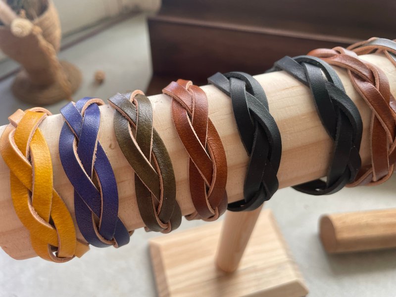 Leather three-strand braided bracelet vegetable tanned leather three-stranded one-piece braided bracelet finished material package - เครื่องหนัง - หนังแท้ 