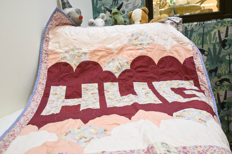 Comfort Quilt: HUG (along with a tote bag for storage) - ผ้าปูที่นอน - ผ้าฝ้าย/ผ้าลินิน หลากหลายสี