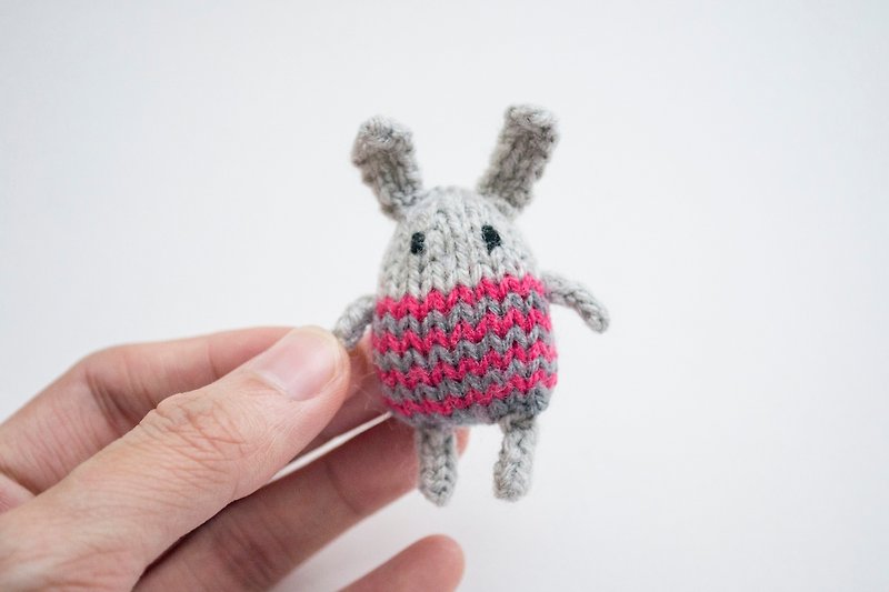 Sockinette the Bunny - knitted amigurumi brooch - เข็มกลัด - วัสดุอื่นๆ หลากหลายสี