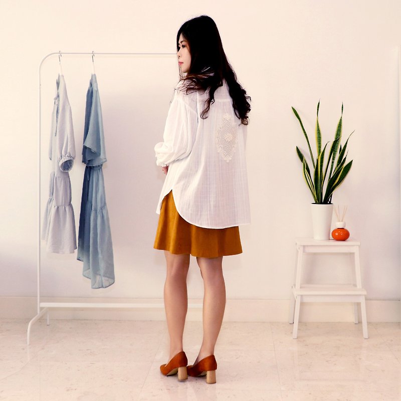 【Off-season sale】White Cotton Lace Blouse Shirt  Embroidered Floral Patch - เสื้อเชิ้ตผู้หญิง - ผ้าฝ้าย/ผ้าลินิน 