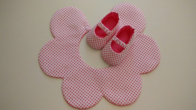 Pink flowers gift little births bibs + baby shoes - ของขวัญวันครบรอบ - วัสดุอื่นๆ สึชมพู