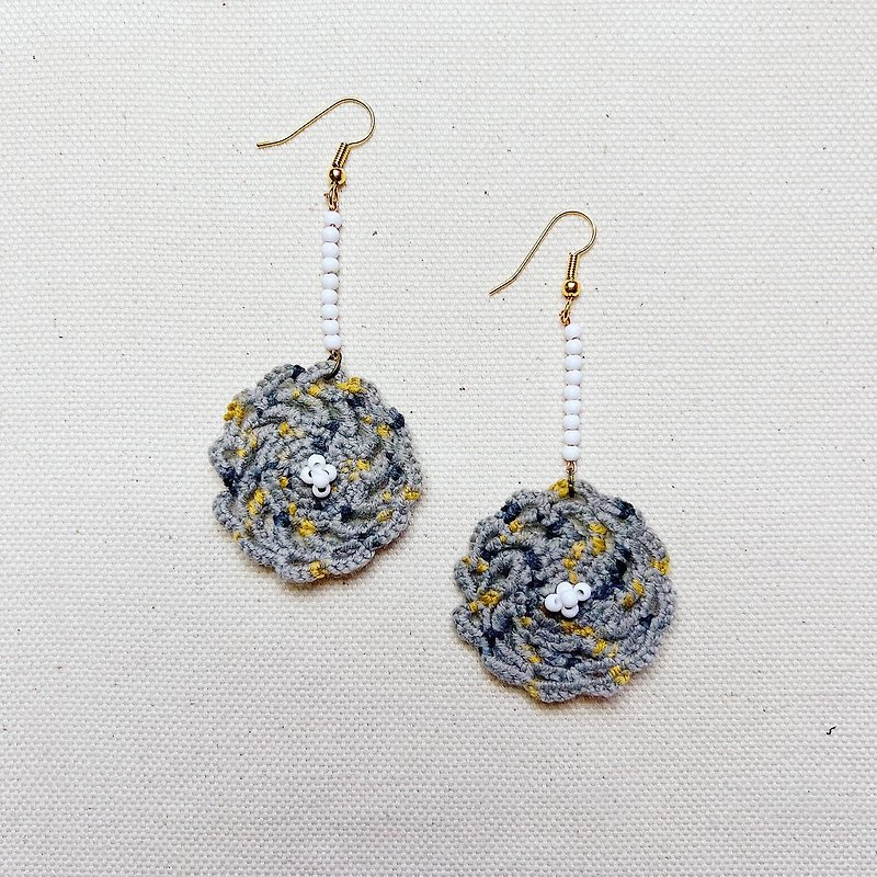 [Piece no.6] Hand-woven earrings dangling large flower ear pins/ Clip-On