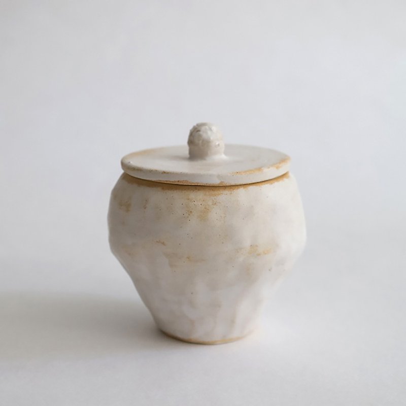 Seaside Exhibition Limited | Pottery Jar with Lid Candle Bergamot Fragrance - เทียน/เชิงเทียน - ดินเผา หลากหลายสี
