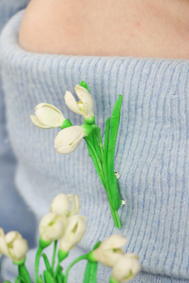 Spring brooch Snowdrops brooch Gift for mom - 胸針/心口針 - 黏土 白色