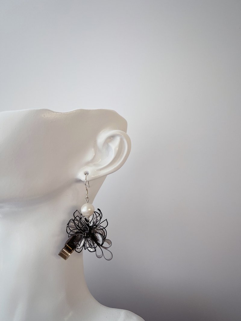 最後的波紋 黑 花球垂墜式樹脂耳環 - 耳環/耳夾/耳骨夾 - 樹脂 黑色