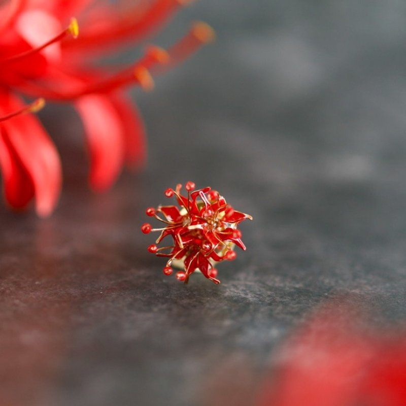 彼岸花　曼珠沙華　のピンブローチ　秋の赤い花アクセサリー - 胸針 - 樹脂 紅色