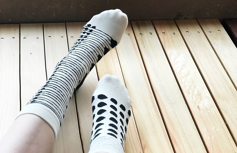 socks_mono dot / irregular / socks / dot / monotone - ถุงเท้า - ผ้าฝ้าย/ผ้าลินิน สีดำ