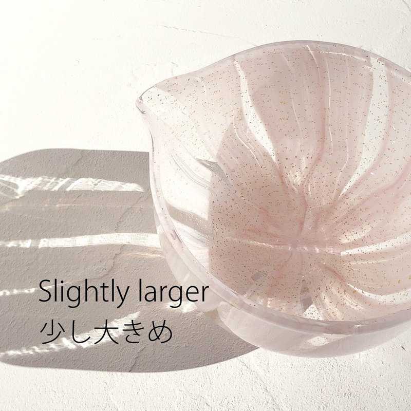 少し大きめサイズ,白とピンクのガラス片口抹茶茶碗　注ぎ口付き、お湯使用可、化粧箱入り - 碗 - 玻璃 粉紅色