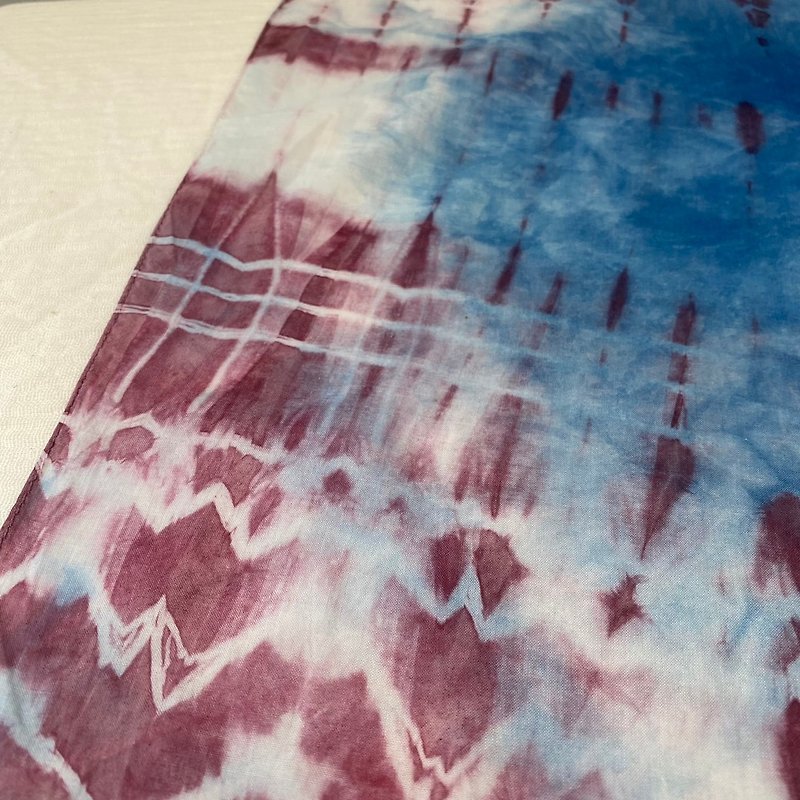 【ZhiZhiRen】天然植物染方巾 | 手帕-包裝巾-紫膠藍染 - 手帕 - 棉．麻 紫色