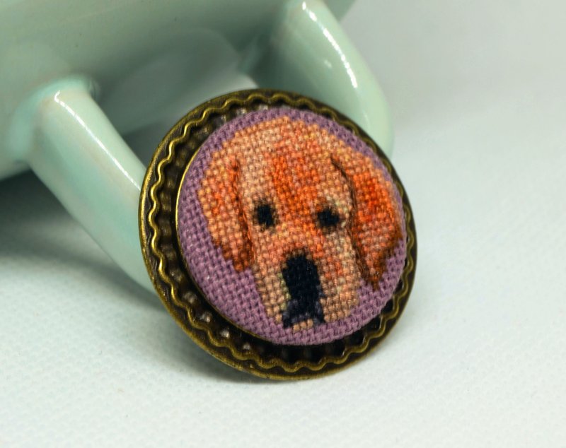 狗拉布拉多刺繡胸針米色首飾送給寵物愛好者手工製作的母親生日禮 - 胸針 - 繡線 咖啡色