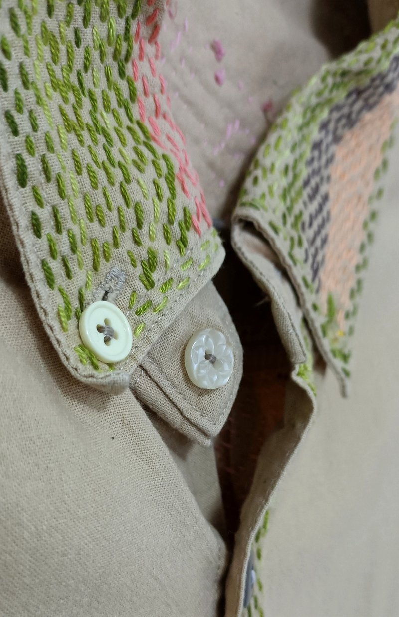 Reuse beige shirt with hand embroidery in Japanese style. Boro. - 男襯衫/休閒襯衫 - 棉．麻 