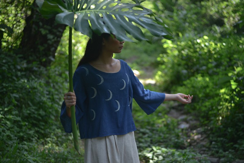 Moonglade no.1 | Woman PLAIN Tops | Indigo dye on Linen - เสื้อผู้หญิง - ผ้าฝ้าย/ผ้าลินิน สีน้ำเงิน