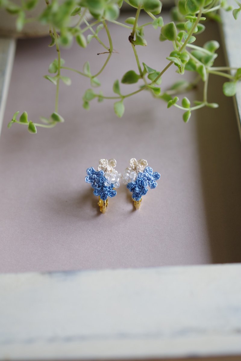 ５月 小さなお花畑のイヤリングまたはピアス 清流 - 耳環/耳夾 - 棉．麻 藍色
