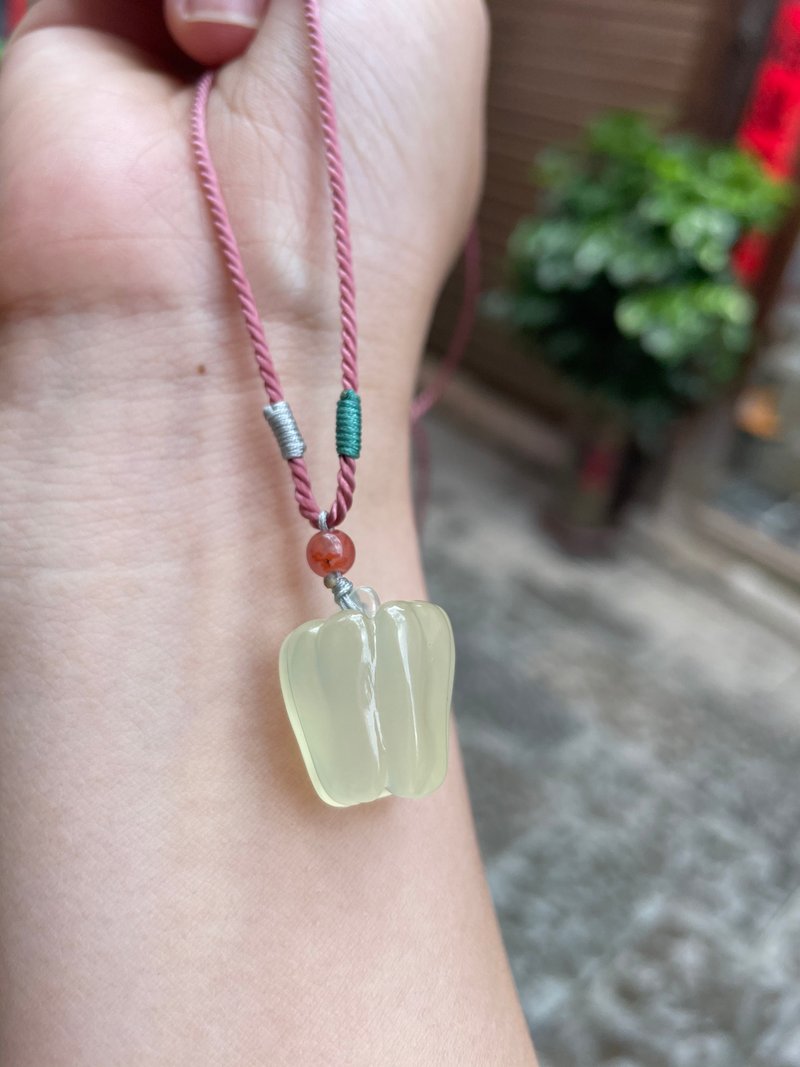 【客製款】天然岫玉/燈籠椒小吊墜/原創設計手工雕刻 女款項鏈 - 項鍊 - 玉石 綠色