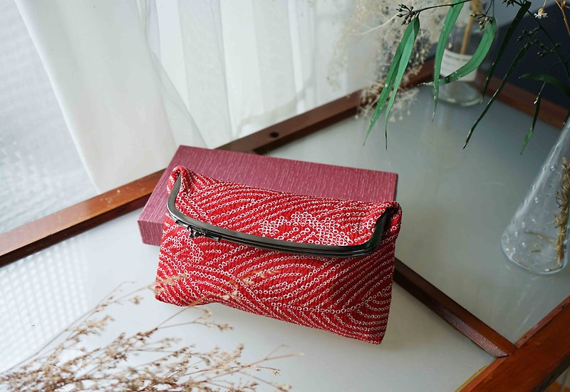 Treasure Hunt Retro Antique Bag-Japanese Showa Silk Kimono Print Red Folding Envelope Mouth Gold Clutch Bag - กระเป๋าคลัทช์ - ผ้าไหม สีแดง
