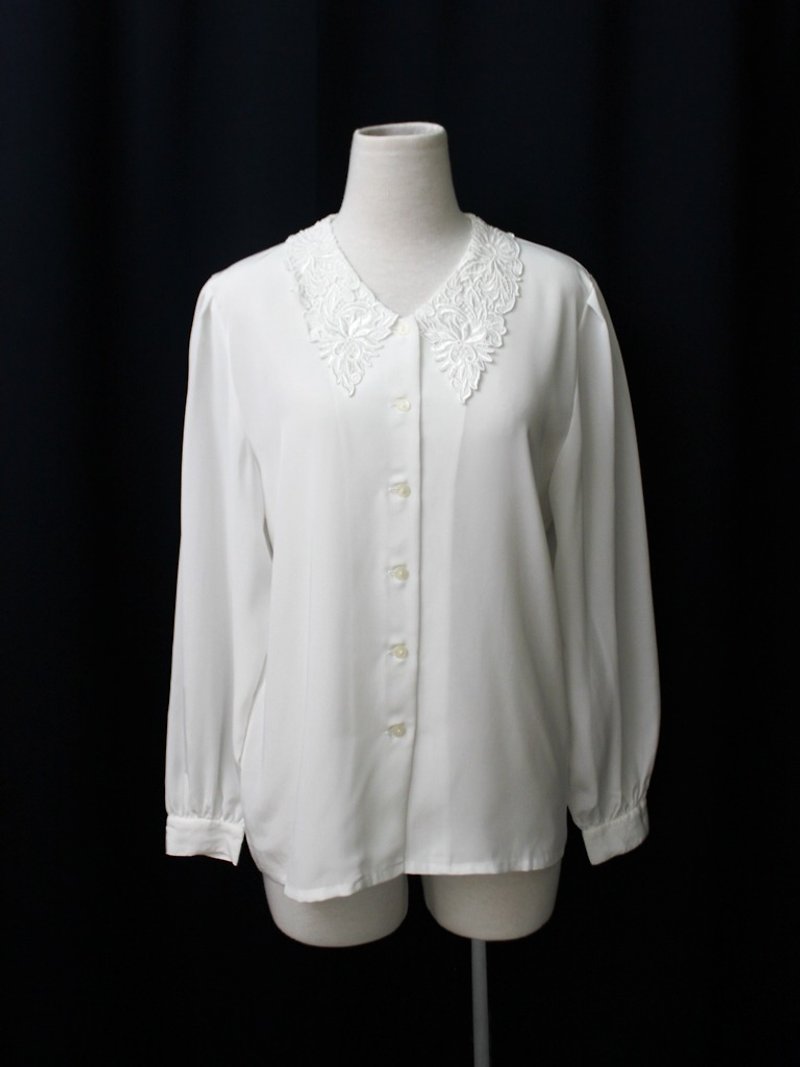 【RE0916T208】 early autumn Japanese retro lace large lapel elegant white ancient shirt - เสื้อเชิ้ตผู้หญิง - เส้นใยสังเคราะห์ ขาว