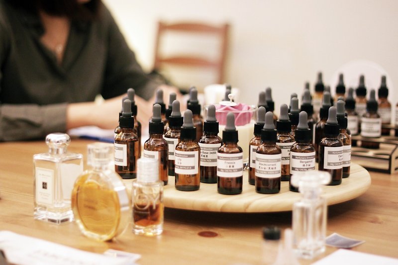 Handmade perfume One-day British perfumer experiences creating exclusive fragrance group perfume workshop - เทียน/เทียนหอม - น้ำมันหอม 