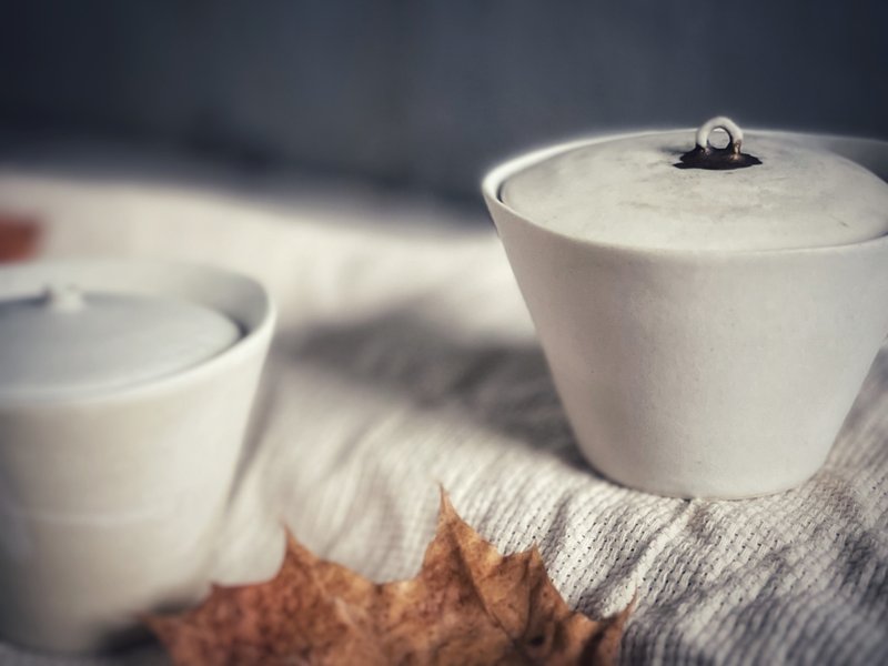 桌上的白瓷糖霜 / 蓋碗茶杯 蓋杯 茶具 - 金繼杯蓋 - 茶壺/茶杯/茶具 - 瓷 白色