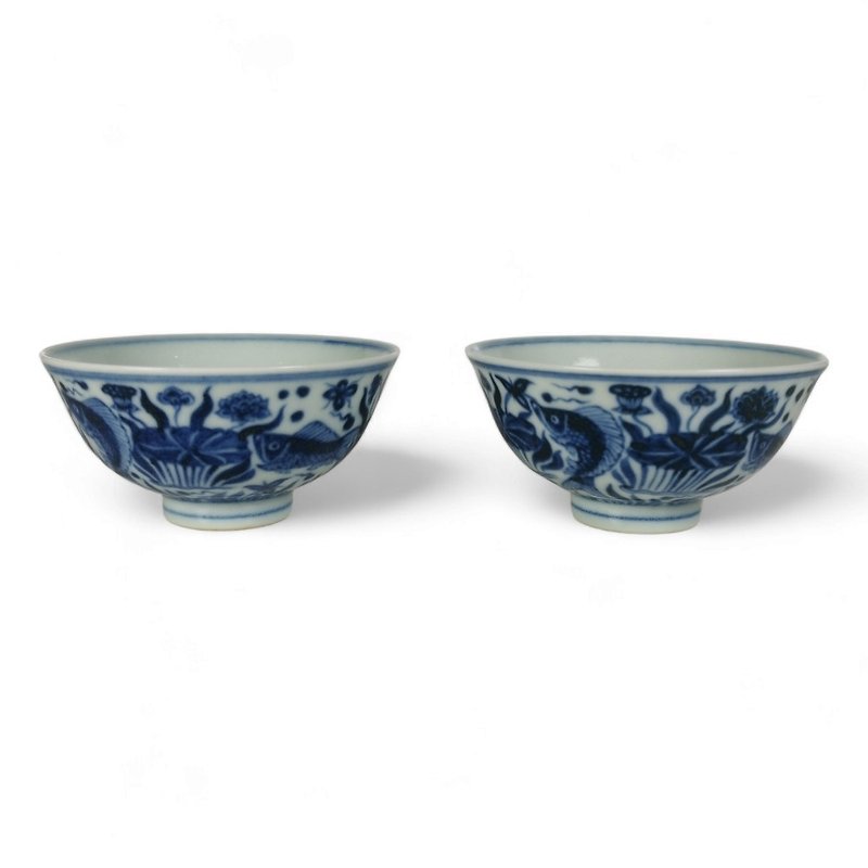 A pair of Ming and Xuande blue and white fish and algae pattern cups from the Bogu collection. An early collection of old tea cups and porcelain. - Teapots & Teacups - Porcelain 