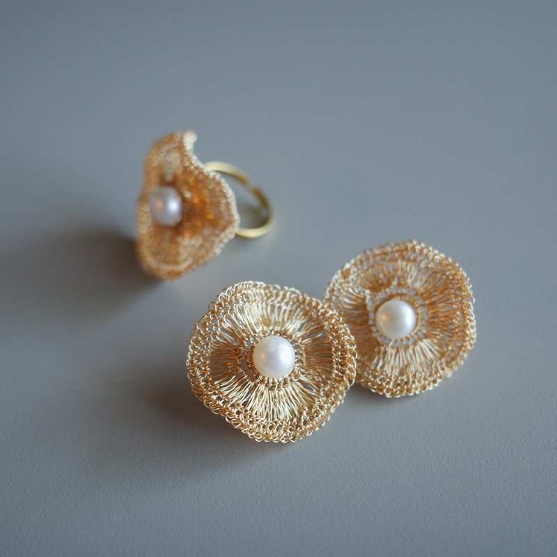 【Pinkoi 線下活動預購商品】Orbit Pearl – 耳環與戒指套組 - 耳環/耳夾/耳骨夾 - 珍珠 金色