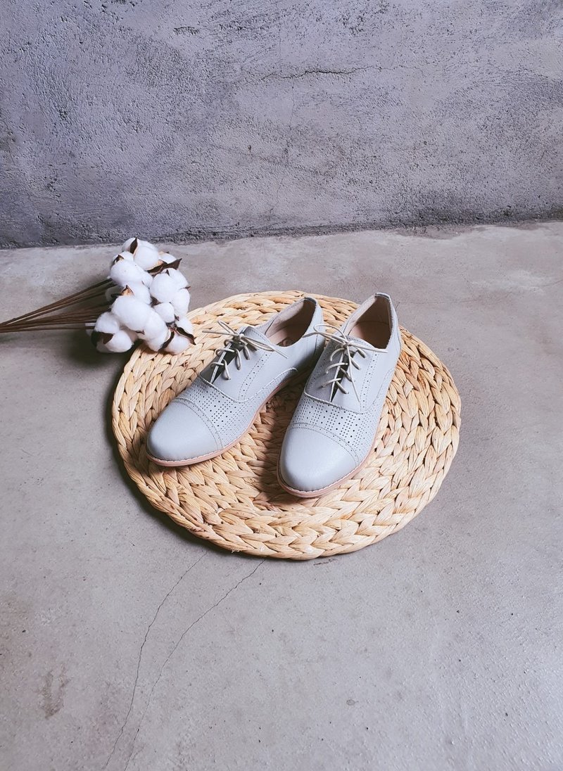 Equal response [British Spring Atmosphere] Hollow Lace Carving Oxford_Morandi Gray | Handmade - รองเท้าอ็อกฟอร์ดผู้หญิง - หนังแท้ 